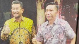 Pemilik warung sate kambing dadakan H. Eet Sunarya dan mantan Wakil Bupati Sumedang H. Erwan Setiawan/Istimewa)