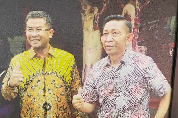 Pemilik warung sate kambing dadakan H. Eet Sunarya dan mantan Wakil Bupati Sumedang H. Erwan Setiawan/Istimewa)