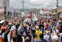 Calon presiden nomor urut 2, Prabowo Subianto menyapa puluhan ribu masyarakat Sulawesi Utara dalam acara yang digelar di Lapangan Schwarz, Langowan. (Dok. TKN Prabowo Gibran)


