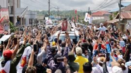 Calon presiden nomor urut 2, Prabowo Subianto menyapa puluhan ribu masyarakat Sulawesi Utara dalam acara yang digelar di Lapangan Schwarz, Langowan. (Dok. TKN Prabowo Gibran)