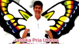 Tampak Kepsek SMP Negeri 6 Sumedang masuk ke tubuh kupu-kupu karyanya sendiri (Dok.Hariansumedang.com/Tatang Tarmedi)