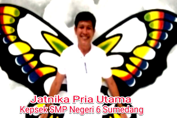 Tampak Kepsek SMP Negeri 6 Sumedang masuk ke tubuh kupu-kupu karyanya sendiri (Dok.Hariansumedang.com/Tatang Tarmedi)