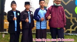 H. Dadan Ketua Yayasan Darurohman Sawahdadap dengan siswa-siswanya (Dok.Hariansumedang.com/ Tatang Tarmedi)