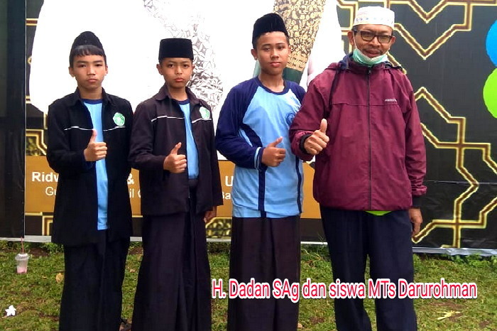H. Dadan Ketua Yayasan Darurohman Sawahdadap dengan siswa-siswanya (Dok.Hariansumedang.com/ Tatang Tarmedi)