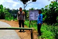 Kades dan Babinkamtibmas Cigendel di lokasi pengerjaan jalan Cinangka (Dok.Hariansumedang.com/Tatang Tarmedi)