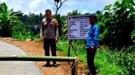 Kades dan Babinkamtibmas Cigendel di lokasi pengerjaan jalan Cinangka (Dok.Hariansumedang.com/Tatang Tarmedi)