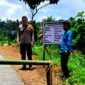 Kades dan Babinkamtibmas Cigendel di lokasi pengerjaan jalan Cinangka (Dok.Hariansumedang.com/Tatang Tarmedi)