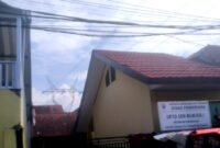 Bangunan SD Negeri Bunter di Desa Cihanjuang dibawah jaringan SUTT (Dok.Hariansumedang.com/Tatang Tarmedi)