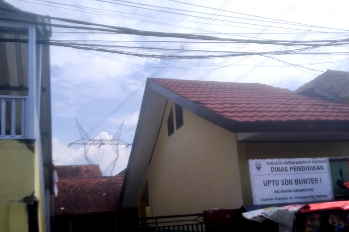 Bangunan SD Negeri Bunter di Desa Cihanjuang dibawah jaringan SUTT (Dok.Hariansumedang.com/Tatang Tarmedi)