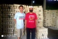 Ipan dulunya bekas buruh pabrik, kini menjelma menjadi bos pabrik kue, berkat dukungan orangtuanya (Dok.Hariansumedang.com/Tatang Tarmedi)