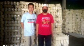 Ipan dulunya bekas buruh pabrik, kini menjelma menjadi bos pabrik kue, berkat dukungan orangtuanya (Dok.Hariansumedang.com/Tatang Tarmedi)