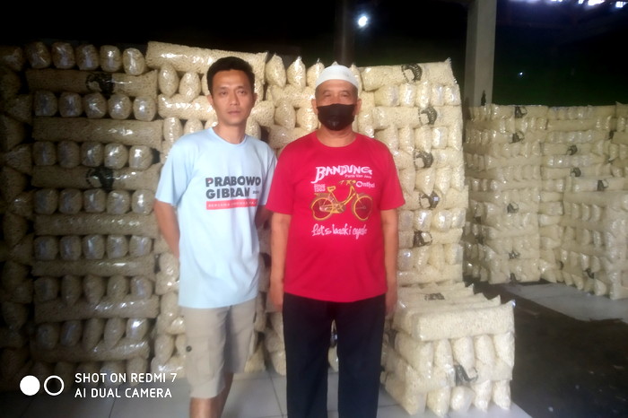 Ipan dulunya bekas buruh pabrik, kini menjelma menjadi bos pabrik kue, berkat dukungan orangtuanya (Dok.Hariansumedang.com/Tatang Tarmedi)