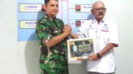 Ketua DPD IWOI Kabupaten Sumedang, Galih Cahyadi, memberikan Piagam Penghargaan kepada Dandim 0610/Sumedang (Dok.Hariansumedang.com/Tatang Tarmedi)