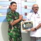 Ketua DPD IWOI Kabupaten Sumedang, Galih Cahyadi, memberikan Piagam Penghargaan kepada Dandim 0610/Sumedang (Dok.Hariansumedang.com/Tatang Tarmedi)