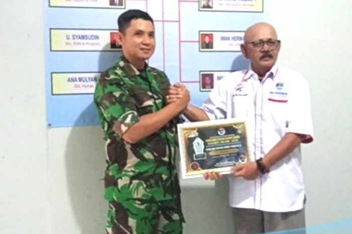 Ketua DPD IWOI Kabupaten Sumedang, Galih Cahyadi, memberikan Piagam Penghargaan kepada Dandim 0610/Sumedang (Dok.Hariansumedang.com/Tatang Tarmedi)