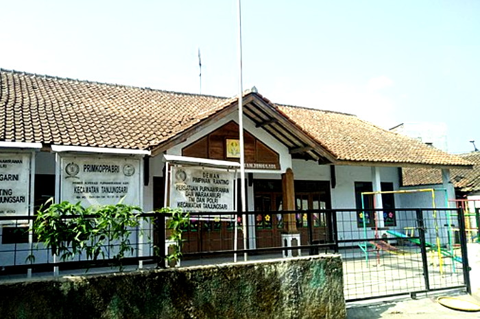 Sekretariat Persatuan Purnawirawan ABRI Kecamatan Tanjungsari ini Dulunya Bekas Stasiun Kereta Api (Dok.Hariansumedang.com/Wikipedia)