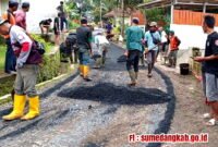 Kegiatan pengerjaan hotmix jalan di Desa Cipanas (Dok.hariansumedang.com/sumedangkab.go.id)