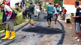 Kegiatan pengerjaan hotmix jalan di Desa Cipanas (Dok.hariansumedang.com/sumedangkab.go.id)