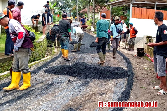 Kegiatan pengerjaan hotmix jalan di Desa Cipanas (Dok.hariansumedang.com/sumedangkab.go.id)