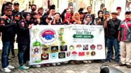 FKO'S gelar kepedulian sosial dengan membagikan makanan buat takjil (Dok.Hariansumedang.com/ Mat Rahmat)