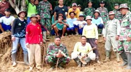 Koramil 1009/Tomo Kodim 0610/Sumedang dipimpin oleh Danramil Kapten Inf Wawan Rahmat Senjaya melaksanakan karya bakti pembuatan saluran air yang terdampak longsor (Dok.Hariansumedang.com / Mat Rahmat IWOI Sumedang )