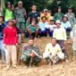 Koramil 1009/Tomo Kodim 0610/Sumedang dipimpin oleh Danramil Kapten Inf Wawan Rahmat Senjaya melaksanakan karya bakti pembuatan saluran air yang terdampak longsor (Dok.Hariansumedang.com / Mat Rahmat IWOI Sumedang )