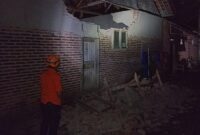 Sejumlah bangunan di Kabupaten Sumedang tampak rusak akibat gempa berkekuatan M6,2 di Kabupaten Garut, pada Sabtu (27/4) malam. Dok. BPBD Kota Tasikmalaya)