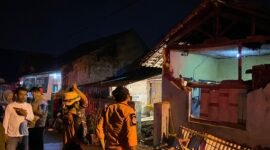 Sejumlah bangunan  tampak rusak akibat gempa berkekuatan M6,2 di Kabupaten Garut, pada Sabtu (27/4) malam. Dok. BPBD Kota Tasikmalaya)