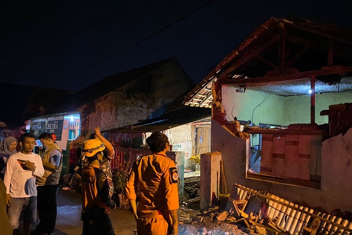 Sejumlah bangunan  tampak rusak akibat gempa berkekuatan M6,2 di Kabupaten Garut, pada Sabtu (27/4) malam. Dok. BPBD Kota Tasikmalaya)