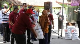 Penyaluran Bantuan Sosial. (Dok. Kemensos.go.id)
