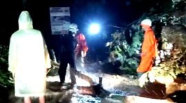 Petugas gabungan berhasil mengamankan pohon tumbang dan longsor di jalur mudik Wado - Sumedang (Dok.Hariansumedang.com/ Sumedangkab.go.id/ Tatang Tarmedi)