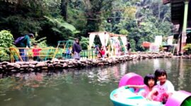 Satpol PP Kabupaten Sumedang terjun ke kawasan wisata pantai memberikan edukasi kepada para pengunjung ( Dok.Sumedangkab.go.id / Engkos Perdana )