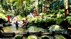 Curug Ciputrawangi di Desa Narimbang Kecamatan Conggeang banyak dikunjungi orang. (Dok.Hariansumedang.com / Sumedang kab.go.id /Gilang Gumilang)