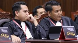 Gerry Leonard V. Langie dan Andhika Kharisma kuasa Hukum Pemohon mencabut permohonan pada sidang perdana perkara Perselisihan Hasil Pemilihan Anggota DPR dan DPRD Dapil Karawang. (Dok. Mkri.go.id,)
