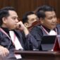 Gerry Leonard V. Langie dan Andhika Kharisma kuasa Hukum Pemohon mencabut permohonan pada sidang perdana perkara Perselisihan Hasil Pemilihan Anggota DPR dan DPRD Dapil Karawang. (Dok. Mkri.go.id,)
