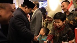 Presiden Prabowo Subianto bersama Presiden Turki Recep Tayyip Erdogan menyapa para pelajar Indonesia di Turki. (Dok. Tim Media Prabowo)