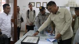 Wakil Menteri Pertanian Sudaryono saat berkunjung ke Balai Besar Peramalan Organisme Pengganggu Tumbuhan (BBPOP) Karawang, Jawa Barat, Kamis, 15 Mei 2025. (Dok. Kementerian Pertanian)