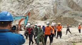 Proses pencarian terhadap korban longsor tambang galian C Gunung Kuda, Kabupaten Cirebon(Dok. Basarnas)