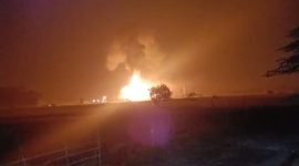 2. Kobaran api dari sumur migas Subang masih menyala, warga sudah dievakuasi ke tempat aman. (Dok. Video Viral)