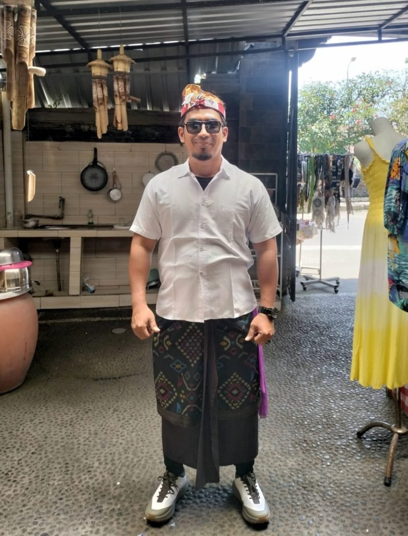 Ema, S.I.Kom., M.SI Dosen FISIP Universitas Singaperbangsa Karawang & Wakil Ketua FORKAPI Pusat (Federasi Peneliti, Pengajar, dan Profesional Komunikasi Pembangunan) dan Juga Pengamat Komunikasi Kebijakan & Media.