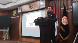 Ketua Umum IPSI Kabupaten Karawang, Dea Eka Eizaldy SH saat membuka Pelatihan Pelatih Silat Tingkat Kabupaten Karawang di Unsika (20/12/2025)