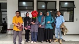 Ketua PPA Kecamatan Kutawaluya saat mendampingi visum di RSUD Karawang. Senin (26/1)