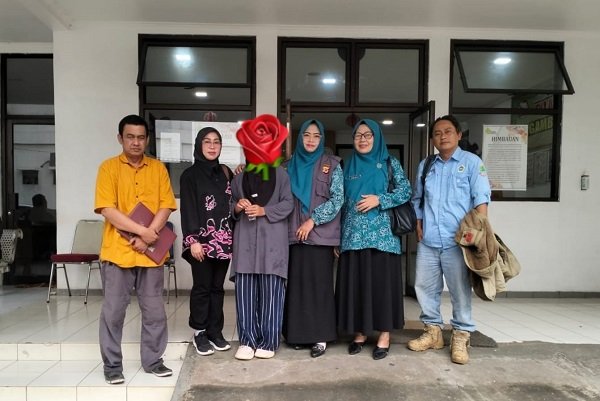Ketua PPA Kecamatan Kutawaluya saat mendampingi visum di RSUD Karawang. Senin (26/1)