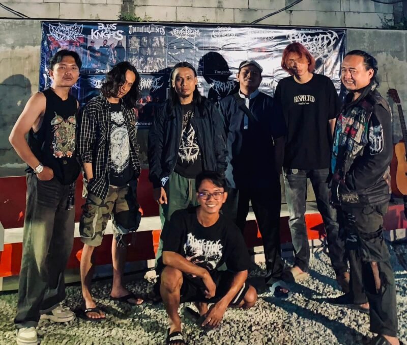 Mas Luil (paling kanan) dan Tim BlackHole