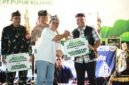 Direktur Keuangan dan Umum Pupuk Kujang, Iyan Fajri saat menyerahkan bantuan operasional kepada Forkopimcam Cikampek