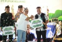 Direktur Keuangan dan Umum Pupuk Kujang, Iyan Fajri saat menyerahkan bantuan operasional kepada Forkopimcam Cikampek