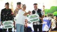 Direktur Keuangan dan Umum Pupuk Kujang, Iyan Fajri saat menyerahkan bantuan operasional kepada Forkopimcam Cikampek