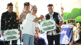 Direktur Keuangan dan Umum Pupuk Kujang, Iyan Fajri saat menyerahkan bantuan operasional kepada Forkopimcam Cikampek