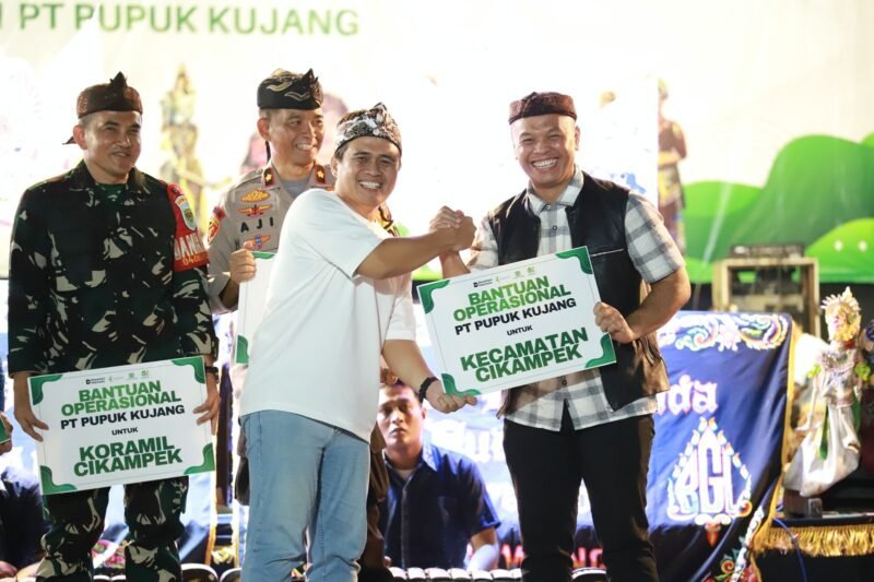 Direktur Keuangan dan Umum Pupuk Kujang, Iyan Fajri saat menyerahkan bantuan operasional kepada Forkopimcam Cikampek