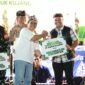 Direktur Keuangan dan Umum Pupuk Kujang, Iyan Fajri saat menyerahkan bantuan operasional kepada Forkopimcam Cikampek